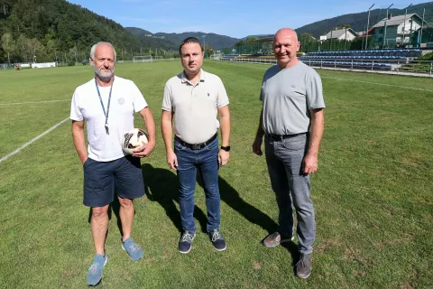 nogomet nogometno igri&scaron;če urejanje predstavitev investicija novosti NK nogometni klub Žiri na fotografiji z leve Drago Kramper&scaron;ek predsednik NK Žiri, Žan Mahnič poslanec SDS, Franci Kranjc župan občine / Foto: Tina Dokl