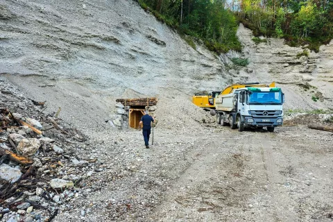 novinarska konferenca občina Radovljica in Uprava RS za za&scaron;čito in re&scaron;evanje predstavitev aktivnosti odstranitve neeksplodirano ubojno sredstvo bomba v kraju Globoko / Foto: Gregor Dem&scaron;ar