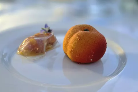 Blea breskev, med, kamilica, ajda in penina - Tomaž Polenec, sladica / Foto: Alenka Brun