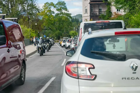 Trije kilometri in skoraj ura vožnje