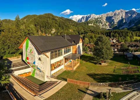 Podružnična &scaron;ola Jezersko O&Scaron; matije Valjavca Preddvor / Foto: Primož &Scaron;enk