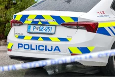 simbolična fotografija policija policist policijski avto vozilo streljanje v Vodicah aretacija Radovljica / Foto: Tina Dokl