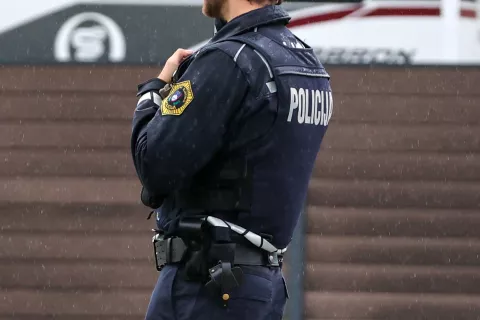 simbolična fotografija policija policist policijski avto vozilo streljanje v Vodicah aretacija Radovljica / Foto: Tina Dokl