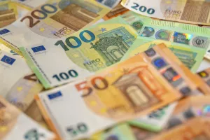 Simbolična fotografija ekonomija, finance, evro, denar. / Foto: Nik Bertoncelj