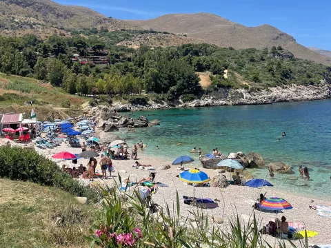 Plaža Mazzo di Sciacca, ki je bila že v začetku junija precej polna (večinoma italijanskih) turistov. / Foto: Neža Markelj