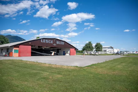simbolična fotografija letali&scaron;če lesce bled letalski hangar jadralno letalo / Foto: Primož Pičulin
