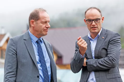 Izjava za javnost ministra za gospodarstvo, delo in &scaron;port Anžeta Logarja ob obisku generalnega direktorja Tour de France Christiana Prudhomma in ogledu tras ter infrastrukture za morebitni Veliki &scaron;tart Tour de France v Sloveniji po letu 2029.Osebe: Anže Logar, Christian Prudhomme / Foto: Tine Eržen/STA