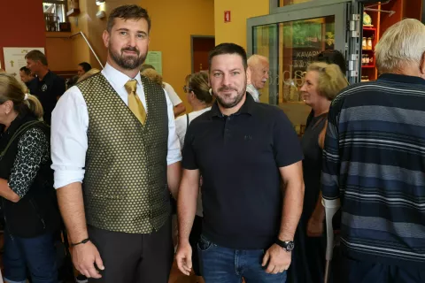 Predsednik Gorenjske čebelarske zveze Anže Perčič in Matic Kimovec, prejemnik priznanja za leto&scaron;njega &scaron;ampijona, kostanjev med / Foto: Alenka Brun