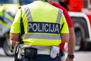 V bencinski servis vstopila s pi&scaron;tolama