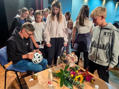 Kolesar Matej Mohorič med osnovno&scaron;olci