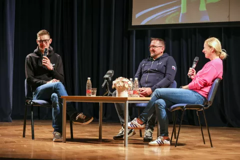 Kolesar Matej Mohorič med osnovno&scaron;olci