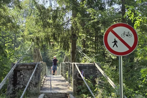 Fuxova brv je tako dotrajana, da prehod čeznjo ni več varen, zato je zaprta. / Foto: Marjana Ahačič