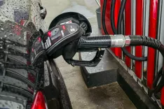Simbolična fotografija bencinska postaja Petrol tankanje / Foto: Nik Bertoncelj