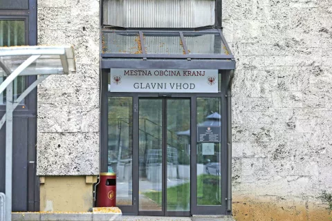 glavni vhod nov mestna občina Kranj / Foto: Tina Dokl