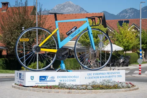 Kroži&scaron;če v &Scaron;enčurju z okrasitvijo za prihajajoče evropsko prvenstvo v cestnem kolesarstvu 2026 / Foto: Primož Pičulin