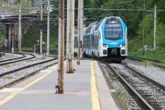 vlak železni&scaron;ka postaja železnica tir proga tiri / Foto: Tina Dokl