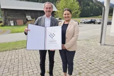 Blagajnik Slovenskega prosvetnega dru&scaron;tva Dobrač Hanzi Warum in ministrica Suzana Lep &Scaron;imenko s priznanjem, ki ga je podelila Dobraču za 120 &ndash; letnico delovanja. / Foto: Jože Ko&scaron;njek