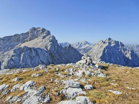 Na vrhu Gubna stoji velik možic, zadaj pa Razor, Prisojnik in Jalovec. / Foto: Jelena Justin