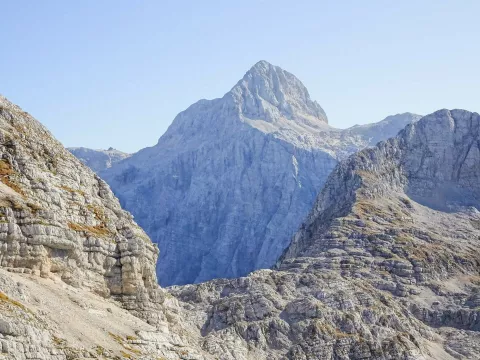 Pogled na Triglav in del severne stene s poti do Kri&scaron;kih podov. / Foto: Jelena Justin