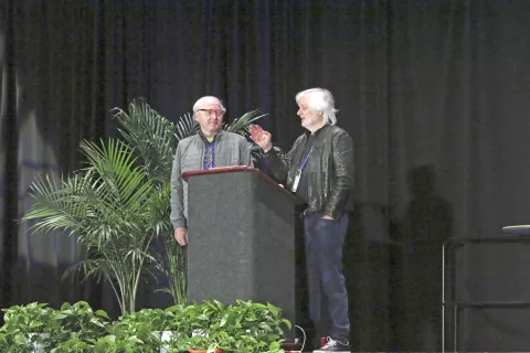 Ugledna profesorja David Chalmers in Toby Walsh (desni) na letni konferenci o umetni inteligenci (AAAI Conference) v Filadelfiji, 3. marca 2025 / Foto: Wikipedija