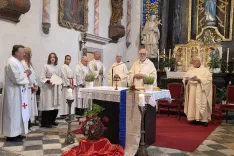 V tinjski cerkvi je praznično ma&scaron;o daroval &scaron;kof in član Sodalitete dr. Jože Marketz. / Foto: Jože Ko&scaron;njek