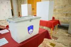 Predčasno glasovanje na &scaron;tirih referendumih v občini Kranj / Foto: Primož Pičulin