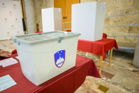 Predčasno glasovanje na &scaron;tirih referendumih v občini Kranj / Foto: Primož Pičulin