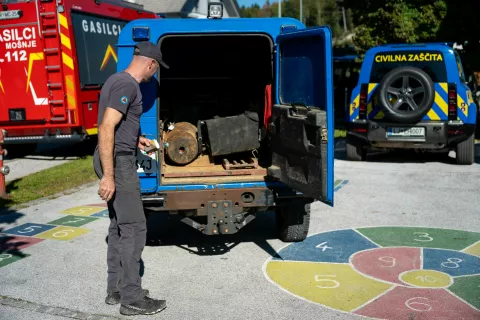 ntervencija odstranjevanja 213 kilogramske letalske bombe iz časa druge svetovne vojne Globoko pri Radovljici&scaron;tab Civilne za&scaron;čite Mo&scaron;nje, 27. september 2026Aljaž Leban pirotehnik NUS / Foto: Nik Bertoncelj