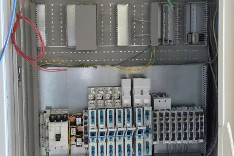 V elektro omari so vlomilci od&scaron;čipnili bakrene kable / Foto: Občina Vodice