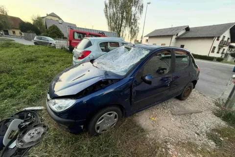Gasilcem uničili podarjeno vozilo
