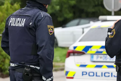 simbolična fotografija policija policist policijski avto vozilo streljanje v Vodicah aretacija Radovljica / Foto: Tina Dokl