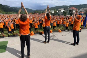 Na vseslovenskem srečanju v Žireh se je zbralo okrog dva tisoč posameznikov iz vse Slovenije, ki vsako jutro v okviru &Scaron;ole zdravja v prepoznavnih oranžnih majicah skupaj telovadijo na prostem. / Foto: Tanja Mlinar
