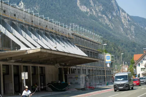Avtobusi spet ustavljajo pri železni&scaron;ki postaji