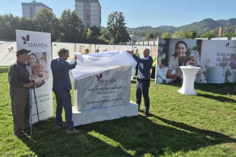 Temeljni kamen za nov dom za starej&scaron;e sta odkrila lastnik skupine Mavida Gerhard Mosser in &scaron;kofjelo&scaron;ki župan Tine Radinja. / Foto: Klara Mrak