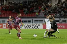 Nogometa&scaron;i Triglava (v bordo dresih) so v gorenjskem obračunu doma premagali Jesenice. Mrežo so zatresli &scaron;tirikrat. / Foto: Peter Ko&scaron;enina