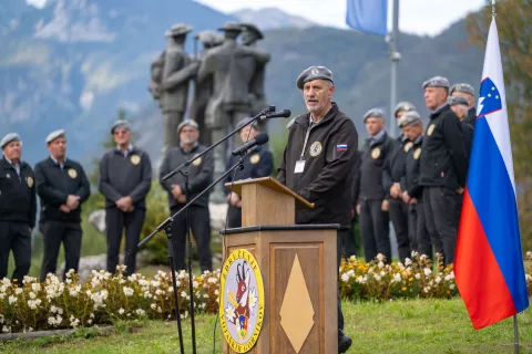 Otvoritvena slovesnost jubilejni 40. kongres Mednarodne federacije voja&scaron;kih gornikov IFMSSpomenik &scaron;tirim srčnim možem, Ribčev Laz, Bohinj, 30. september 2026Anton Vavro&scaron; predsednik Združenje voja&scaron;kih gornikov Slovenije / Foto: Nik Bertoncelj