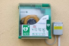 defibrilator AED Hrastje / Foto: Tina Dokl