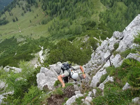 Detajl s poti. Izpostavljeno, a v pomoč je tudi klin. Na celi poti sta dva. / Foto: Jelena Justin