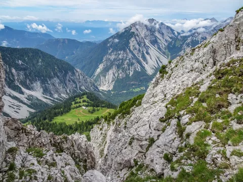 Z grebena proti Hajnževemu sedlu pogled na planino Koro&scaron;ico. / Foto: Jelena Justin