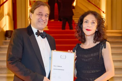 Producent in režiserka filma Mila/Marija Alexander Dumreicher &ndash; Ivanceanu in Andrina Mračnikar s priznanjem zueri&scaron;kega festivala. / Foto: Tim Hughes, Zuerich Film Festival