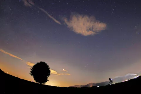 Razmere za opazovanje utrinkov so bile te dni odlične, saj pogleda nanje ni motila svetla Luna. / Foto: Gorazd Kavčič / Foto: 