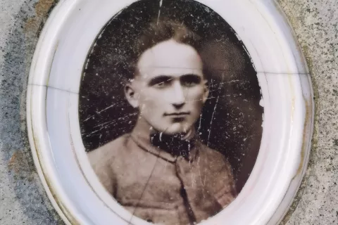 Keramični portret Čedomira Lukića na pokopali&scaron;ču v Sorici / Foto: S.K.