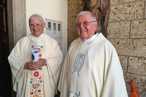 Dva duhovnika in vsak po svoje misijonarja. Levo Drago Cvetko, ki deluje kot župnik na Obirskem nad Železno Kaplo, in ob njem pater jezuit Stanko Rozman, rojak iz Kovorja, ki je bil pol stoletja misijonar v Afriki, v revnih državah Zambija in Malavi. / Foto: Jože Ko&scaron;njek 