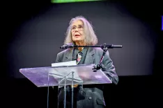 Anne Carson (1950), kanadska pesnica, esejistka, prevajalka, klasična filologinja in profesorica, Nobelova nagrajenka 2026, na fotografiji iz leta 2024. / Foto: Wikipedija