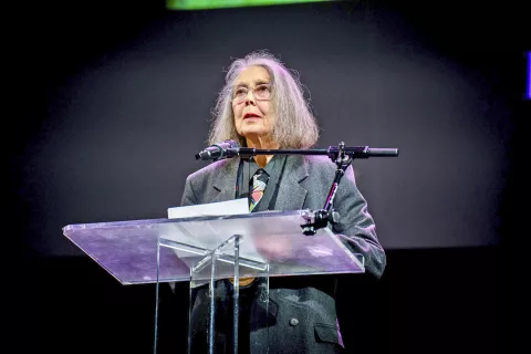 Anne Carson (1950), kanadska pesnica, esejistka, prevajalka, klasična filologinja in profesorica, Nobelova nagrajenka 2026, na fotografiji iz leta 2024. / Foto: Wikipedija