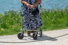 Simbolična fotografija upokojenci in starej&scaron;i / Foto: Nik Bertoncelj