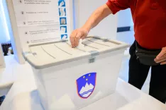 Predčasno glasovanje na &scaron;tirih referendumih v občini Kranj / Foto: Primož Pičulin