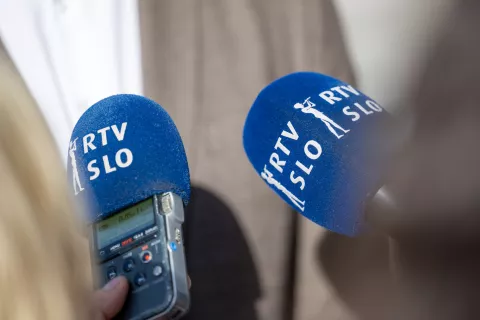 Simbolična fotografija mediji pobiranje izjave / Foto: Nik Bertoncelj