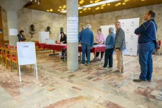 Predčasno glasovanje na &scaron;tirih referendumih v občini Kranj / Foto: Primož Pičulin