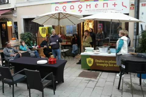 Umetnost praženega krompirja je tokrat z dogodkom Dru&scaron;tvo gostovala pred kranjskimi Fragmenti. / Foto: Alenka Brun